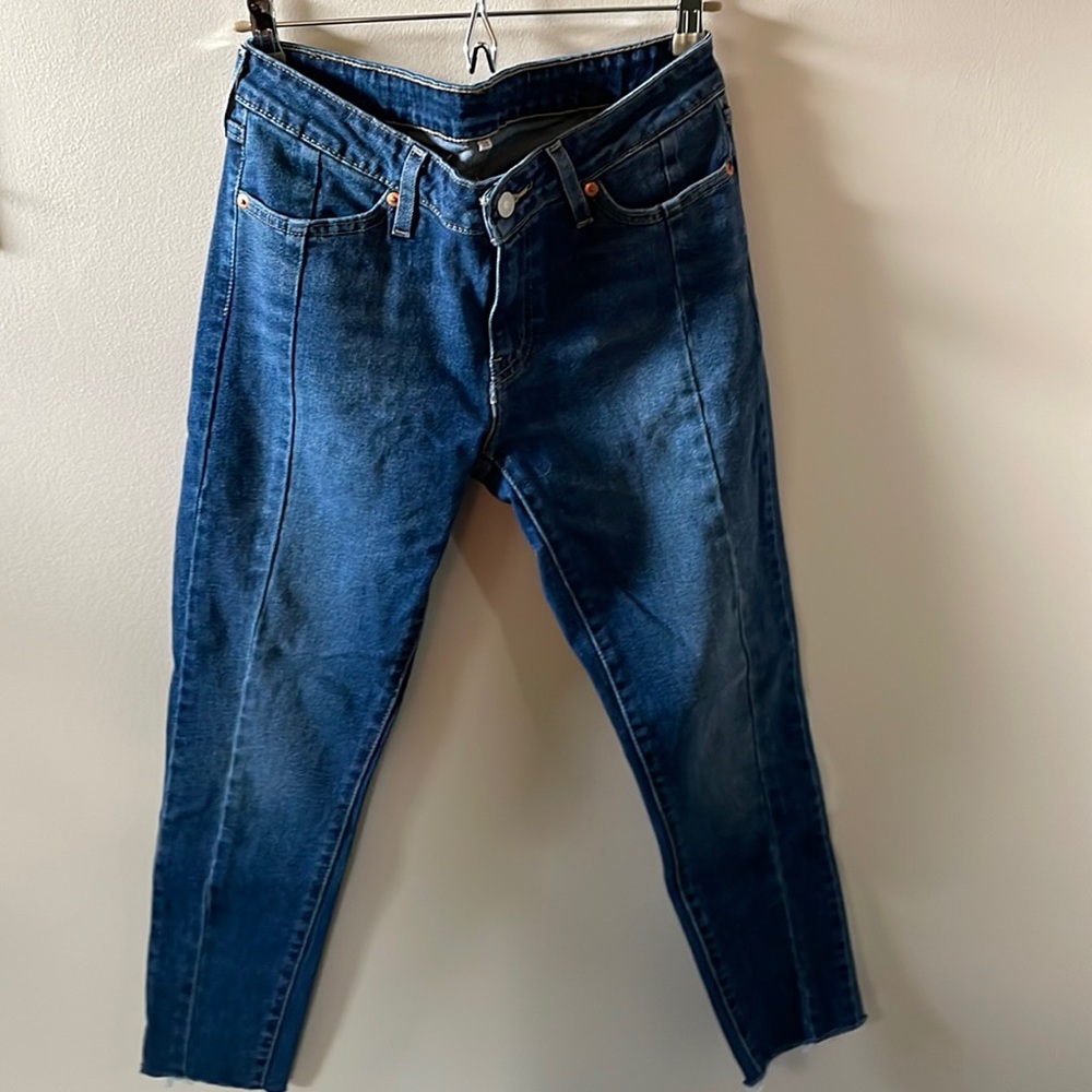 Mid-rise medium wash Levi Skinny Jeans